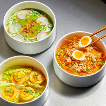 Hrášková polévka se zeleným kari, salát s rýžovým papírem, krevetky v košíčku