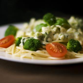 Špagety s brokolicí a ančovičkami