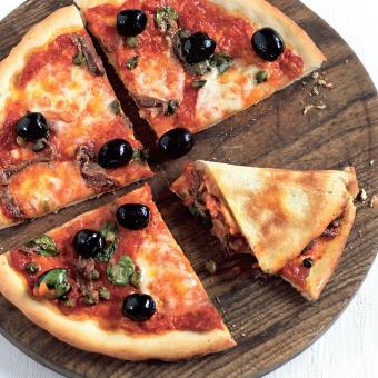 Pizza s olivami, kapary a ančovičkami