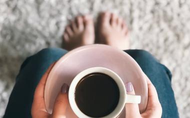 Kolik kofeinu ukrývá hrnek kafe a kolik jich bez obav vypít aneb Pravda a mýty o kávě