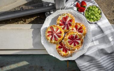 Bazalkové koláče s tvarohem a jahodami podle Jany Pokorné