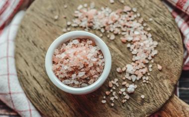 Solný květ, černá, uzená nebo himálajská sůl: K čemu je využít a která je nejzdravější