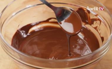 Jak rozpouštět čokoládu ve vodní lázni