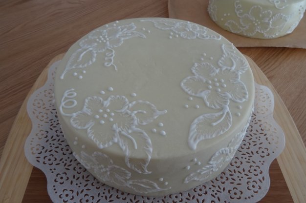 Krajkový narozeninový dort s královskou glazurou | Apetitonline.cz