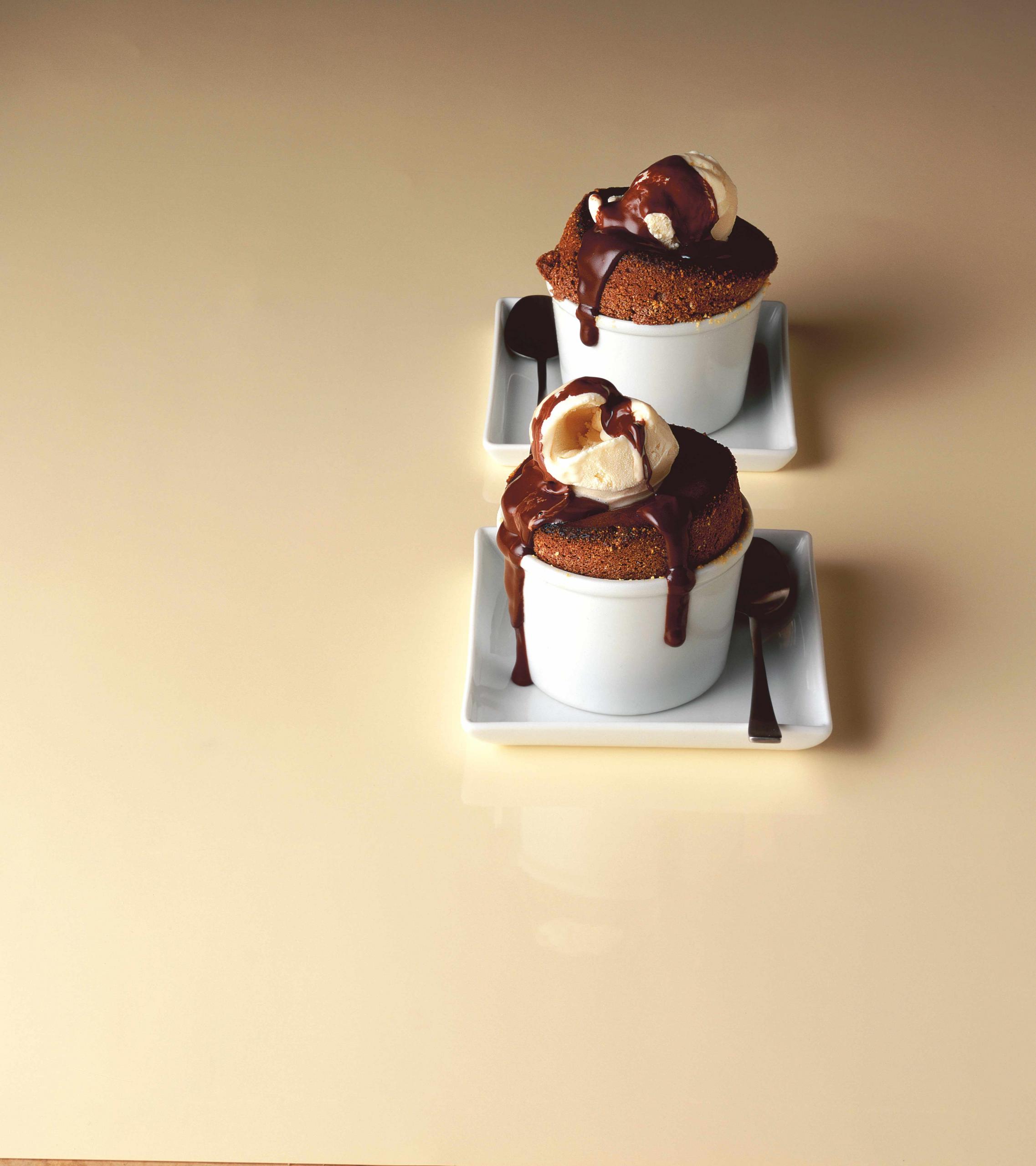 Horké (a snadné!) čokoládové suflé | Apetit Online
