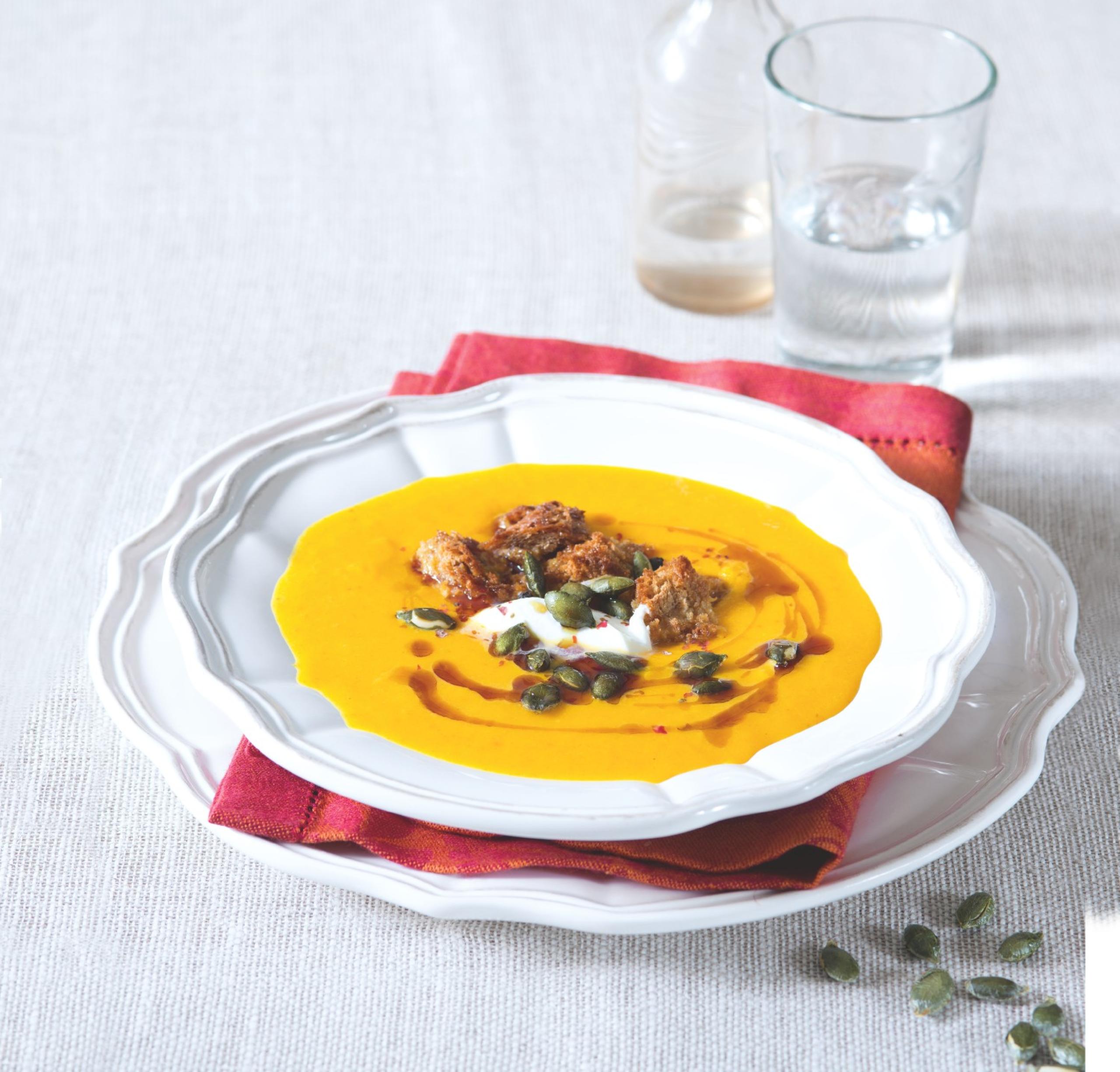 Dýňová polévka s krutony a smetanou | Apetit Online