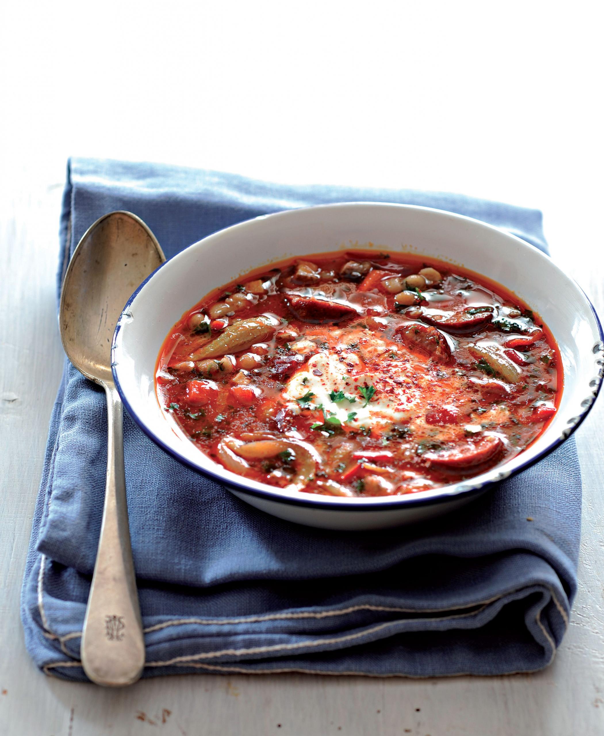 Pikantní fazolová polévka s chilli a klobásou | Apetit Online