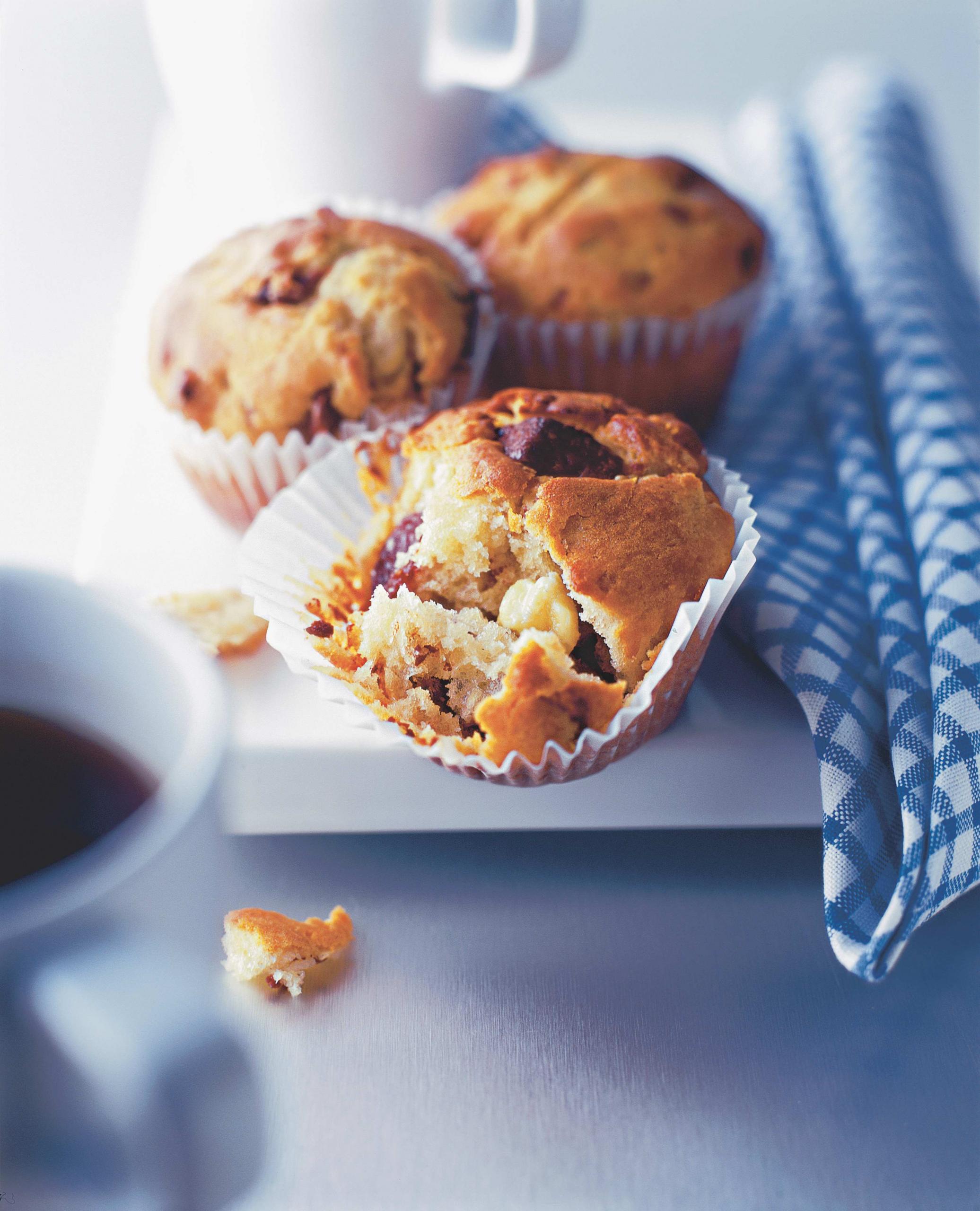 Muffiny s čokoládou a třešněmi | Apetit Online
