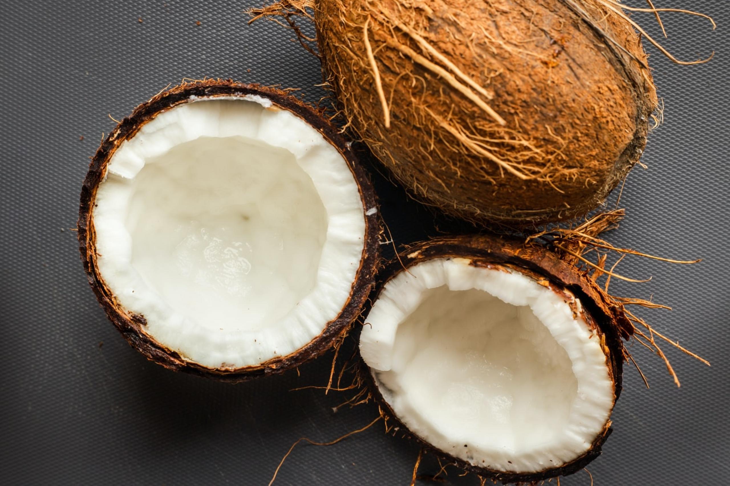 Jak jednoduše otevřít a oloupat kokosový ořech | Apetit Online
