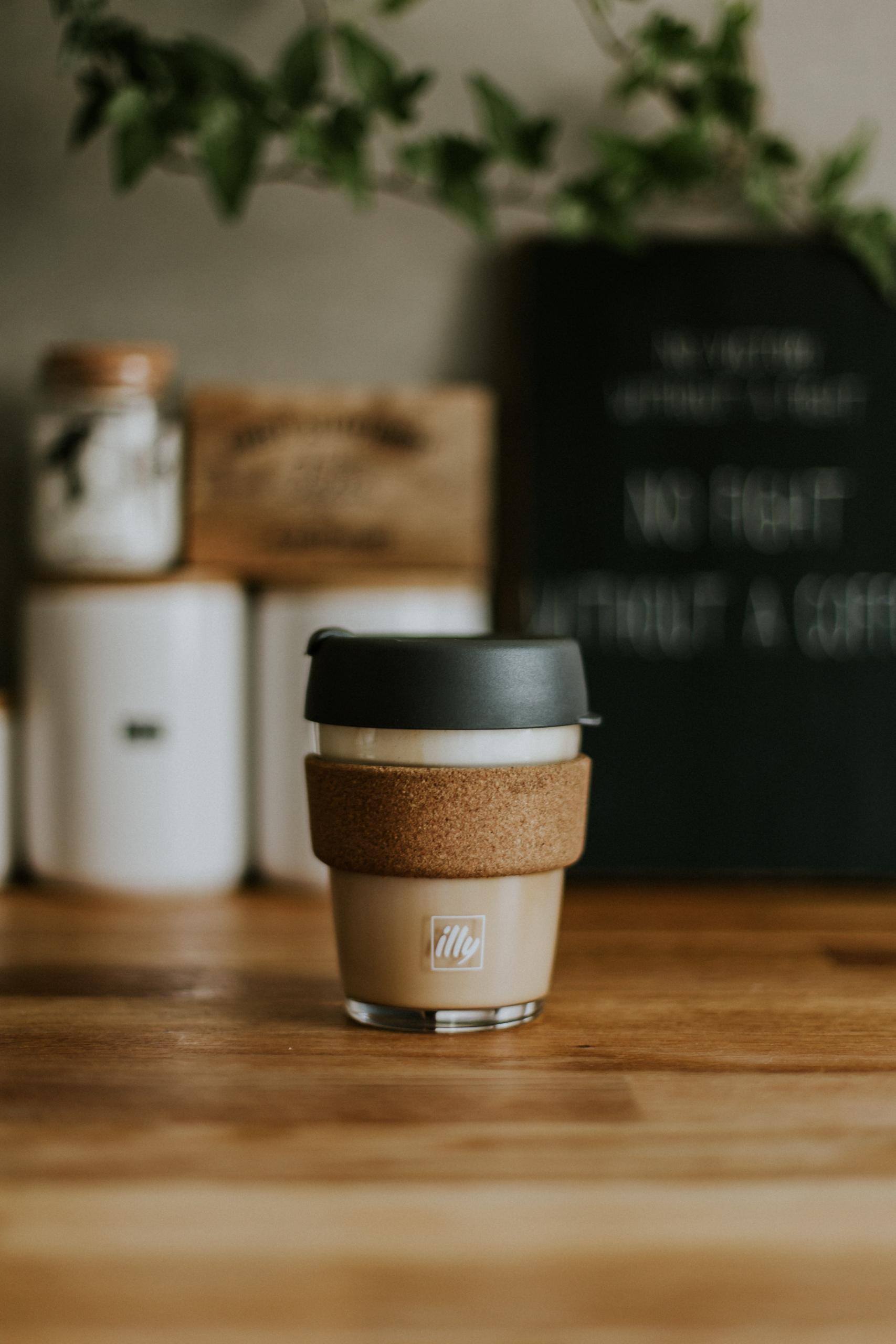 Znovupoužitelné kelímky na kávu s sebou | Apetit Online