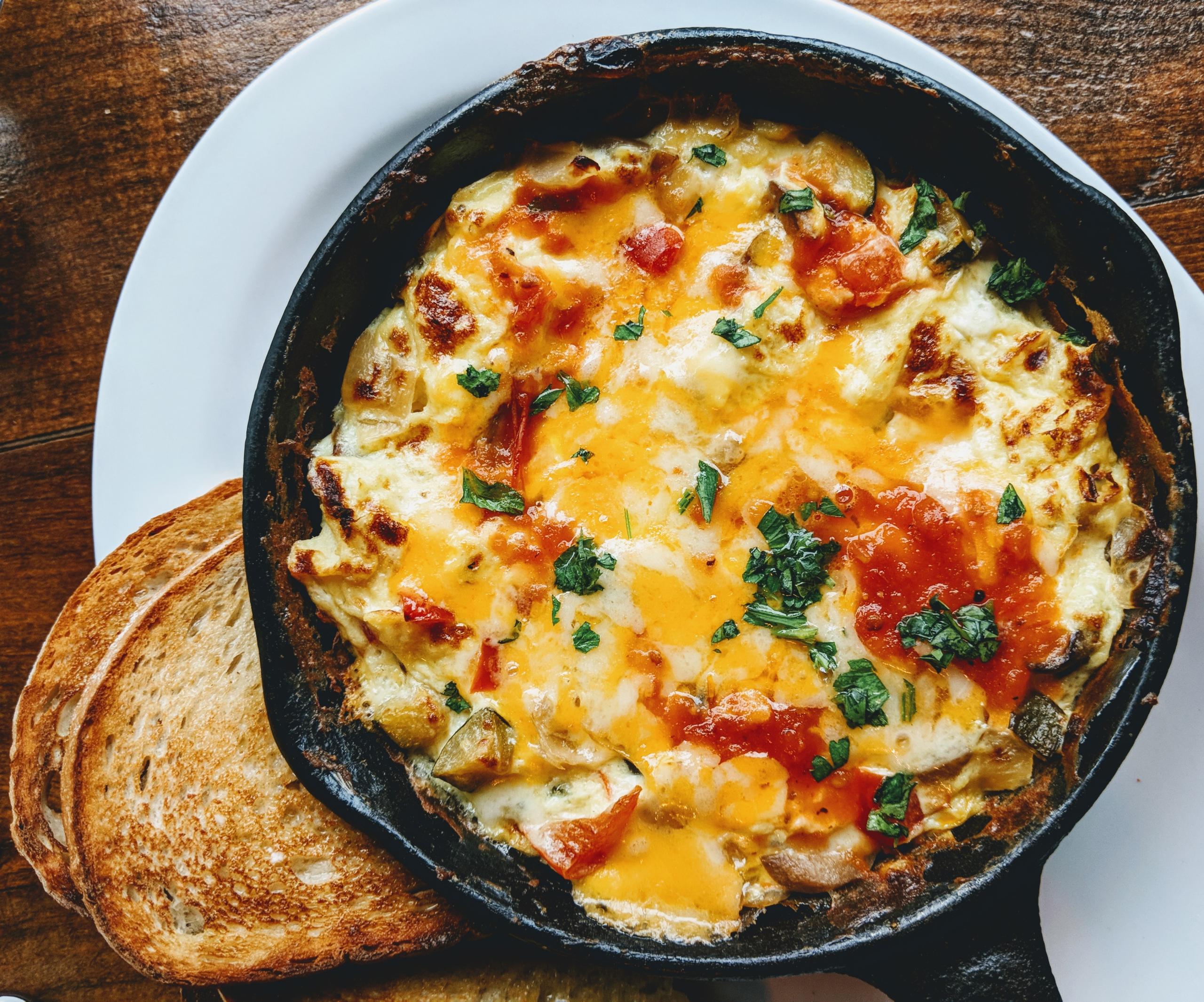 Zpestřete si vaječnou omeletu náplní | Apetit Online