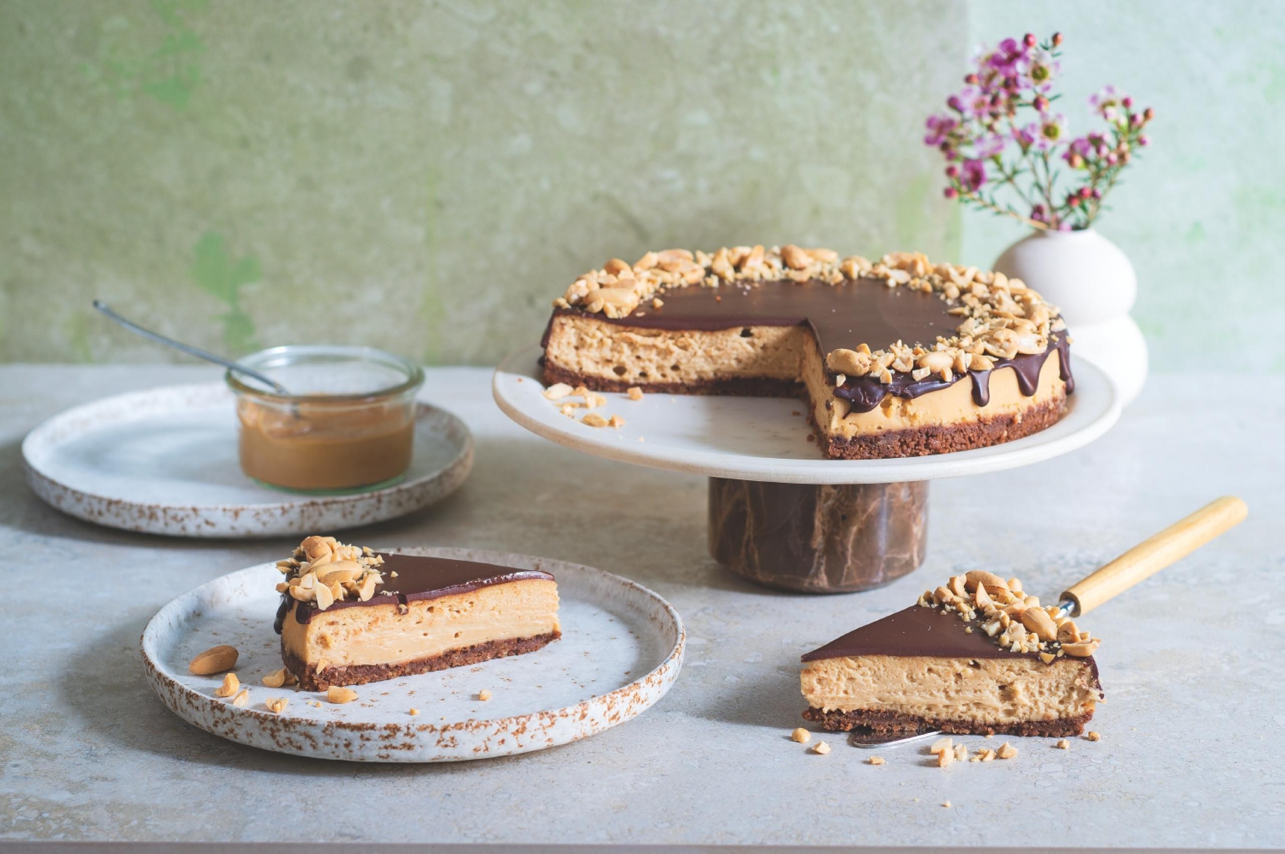 Cheesecake s arašídovým máslem a dvojí čokoládou | Apetit Online