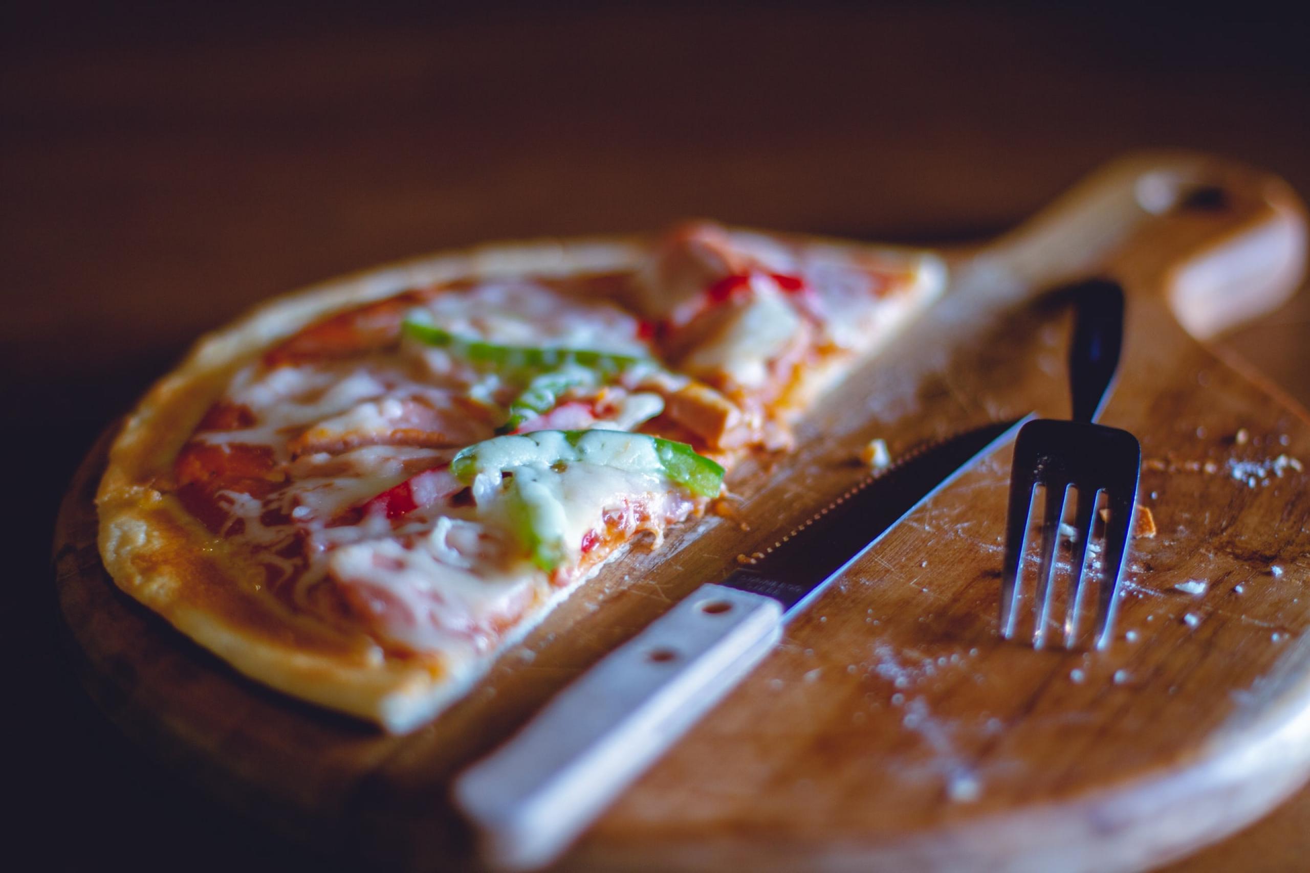 Pizzy s červenou paprikou a parmazánem | Apetit Online