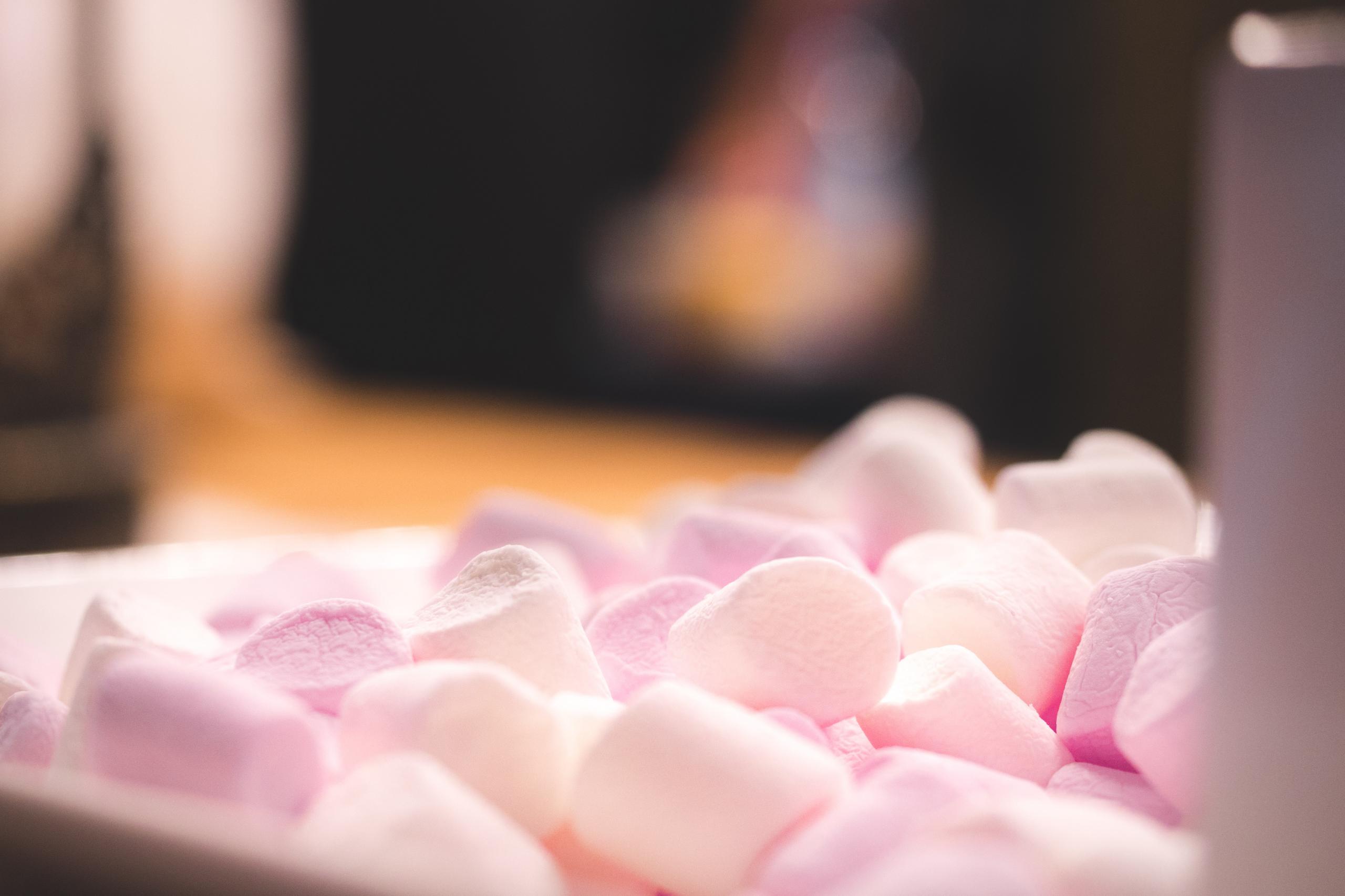 Vytvořte si potahovací hmotu na dorty z marshmallows | Apetit Online