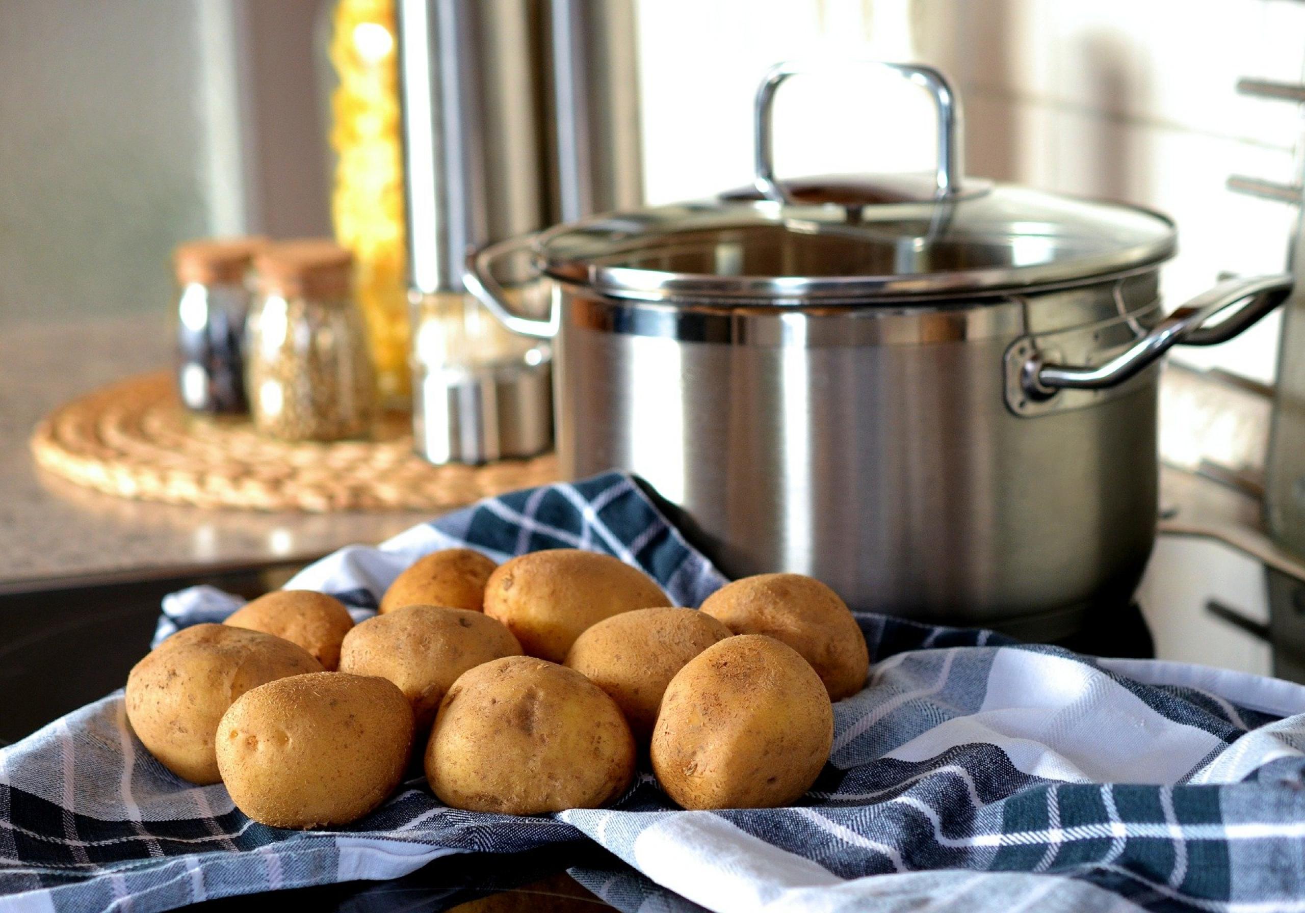 Jak uvařit brambory a jak poznat, že jsou hotové? | Apetit Online