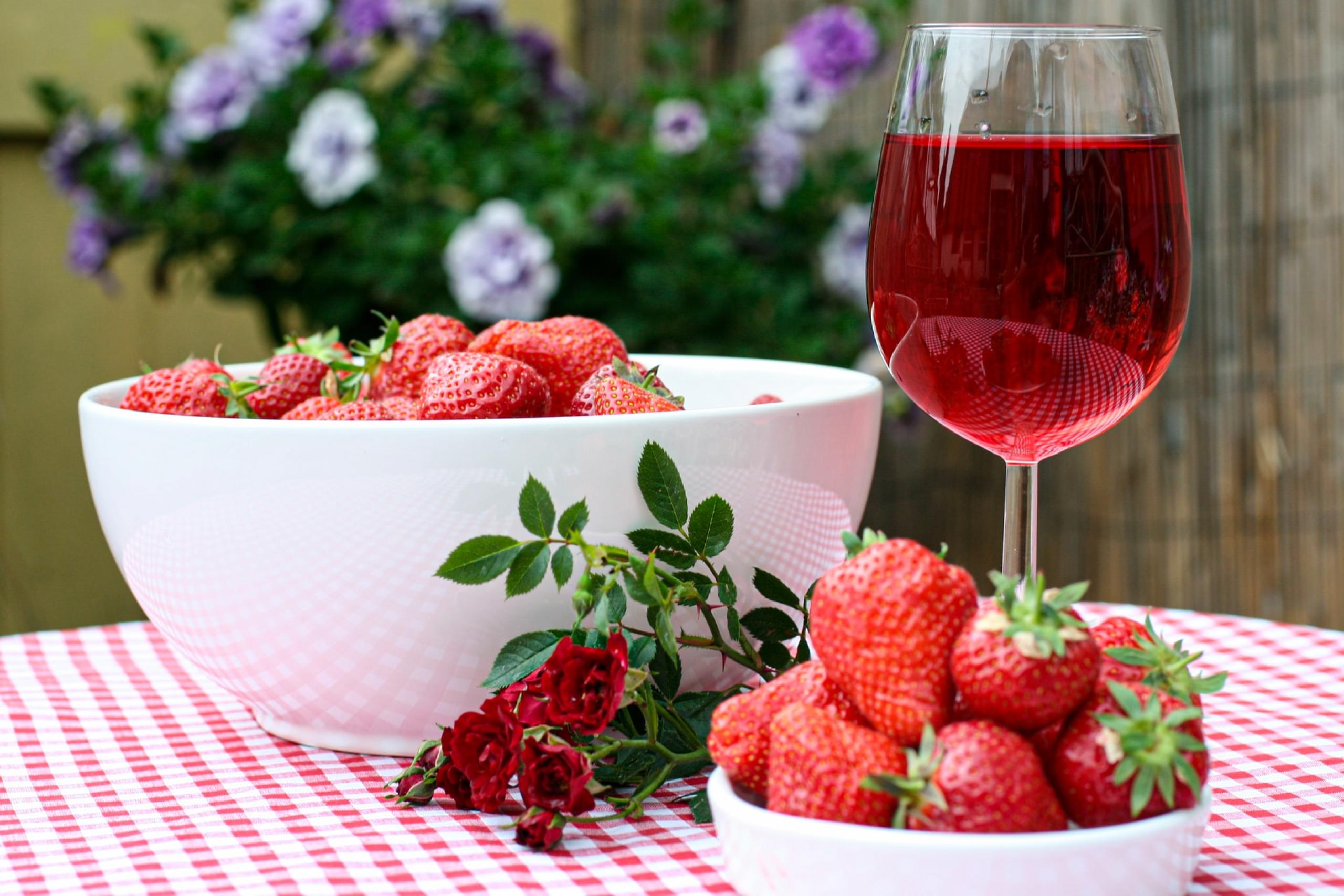 Jahody v růžovém víně | Apetit Online