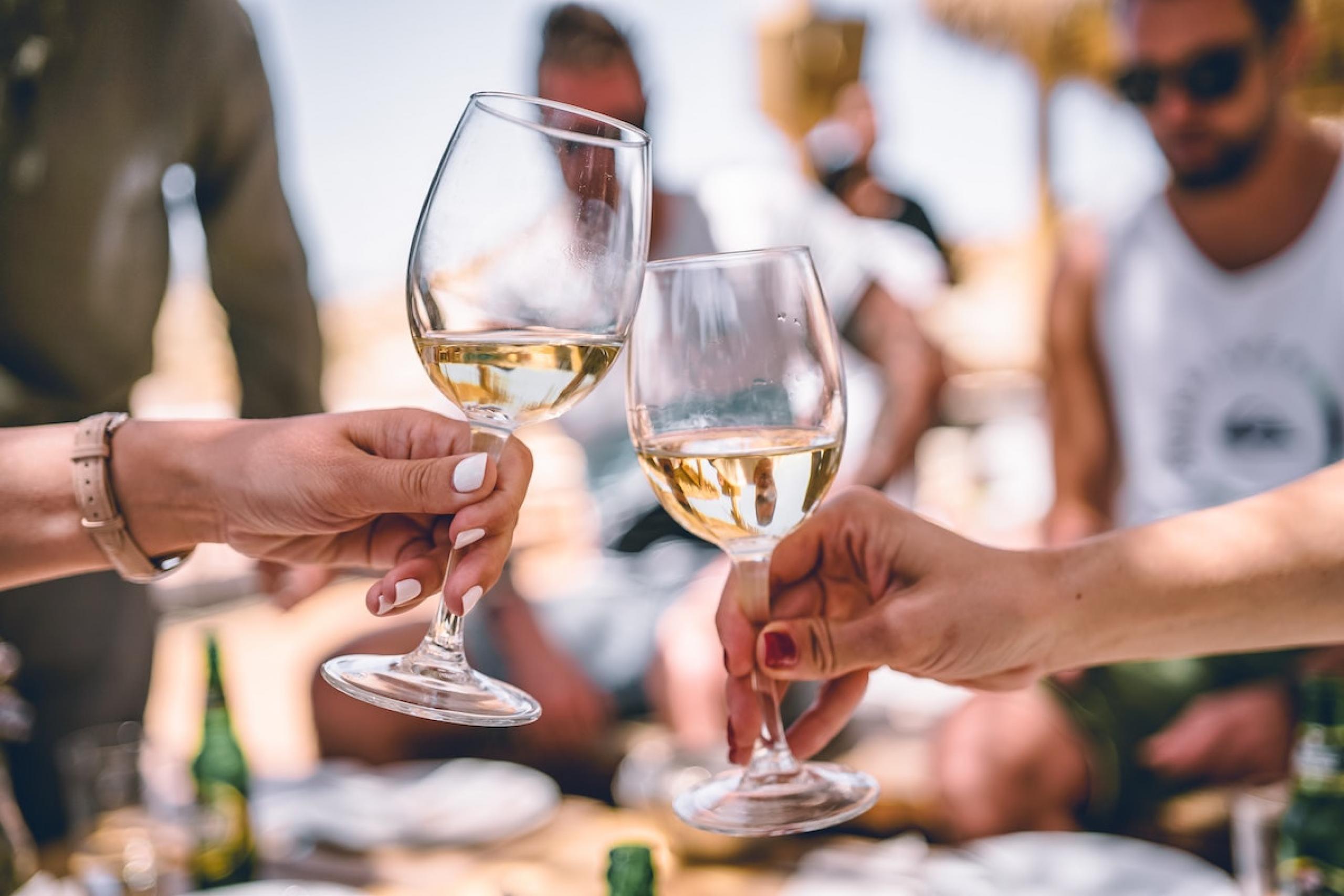 Průzkum ukázal, jak jsme na tom s pitím vína. Pijí více ženy nebo muži? |  Apetit Online