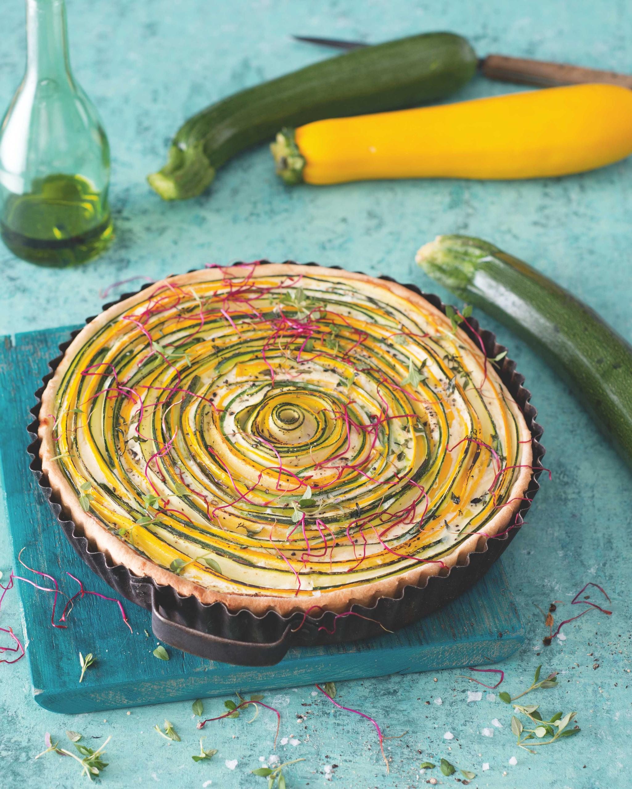 Spirálový zeleno-žlutý cuketový koláč | Apetit Online