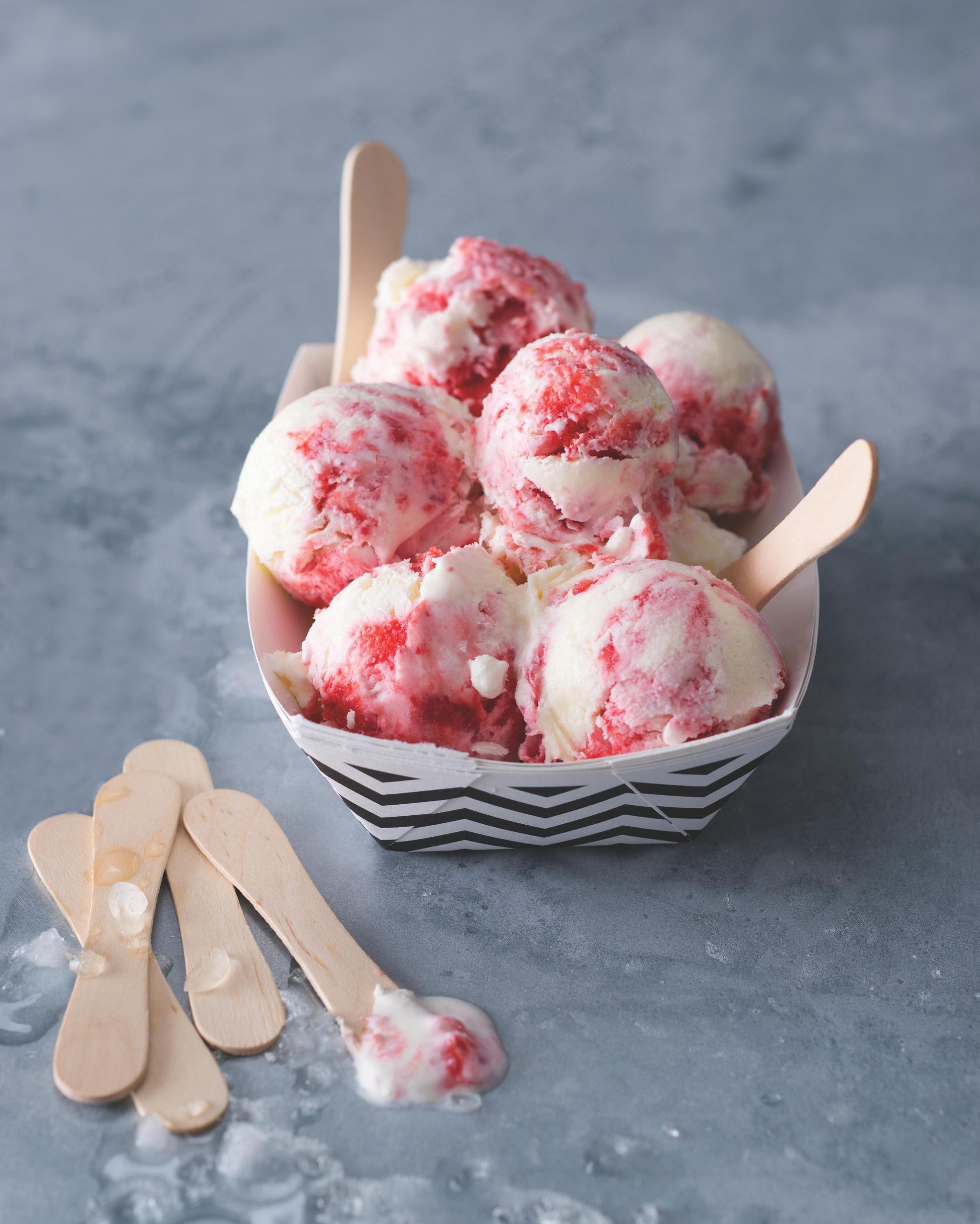 Vanilková zmrzlina s jahodovým mramorováním | Apetit Online