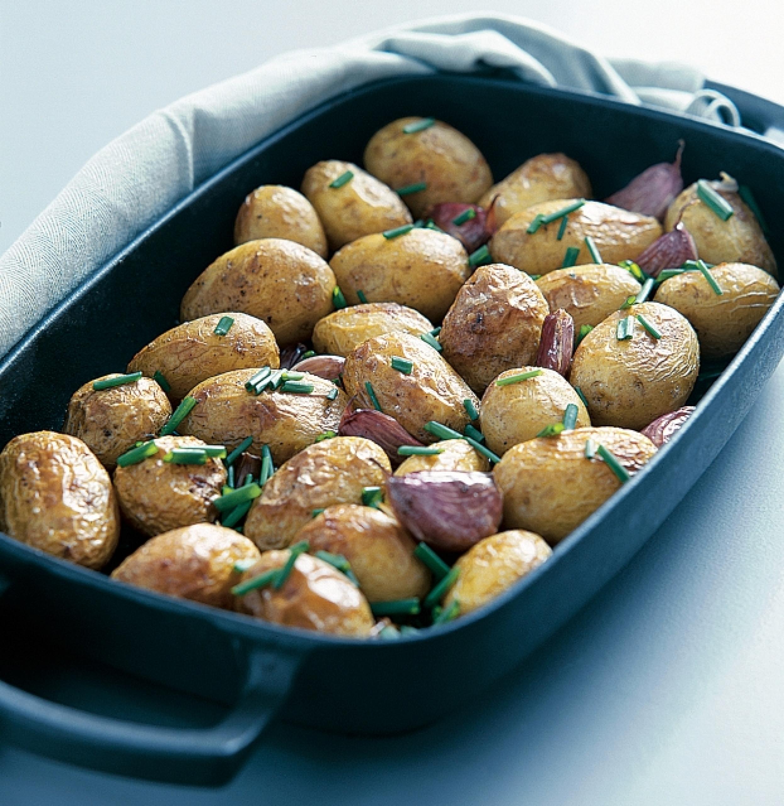 Zapečené česnekové brambory | Apetit Online