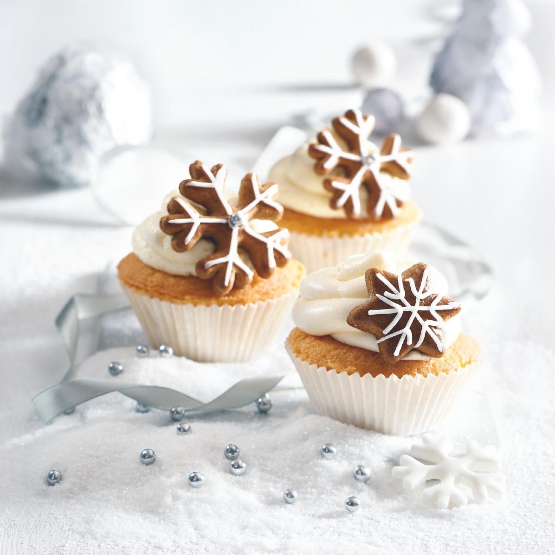 Vánoční cupcaky s medovými perníčky | Apetitonline.cz
