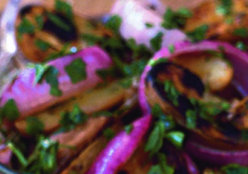 Salát z grilované cibule a brambor | Apetit Online