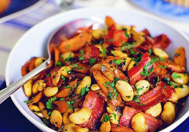 Salát z obřích fazolí a slaniny | Apetit Online