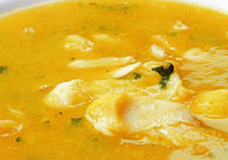 Květáková polévka s uzenou rybou a šafránem