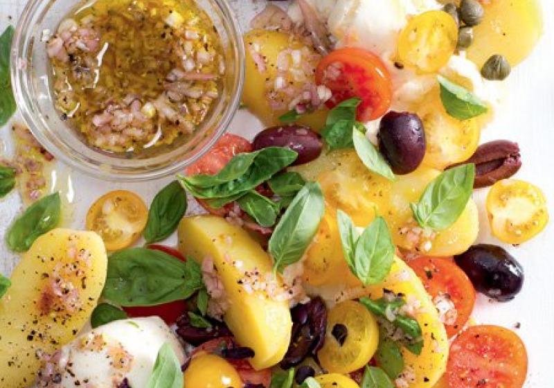 Bramborový salát s rajčaty a mozzarellou | Apetit Online