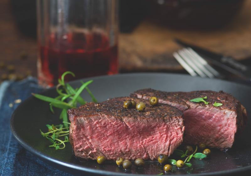 Biftek ze svíčkové a pepřová omáčka | Apetit Online