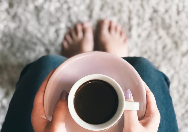 Kolik kofeinu ukrývá hrnek kafe a kolik jich bez obav vypít | Apetit Online