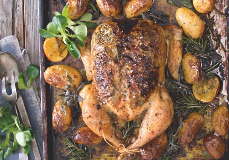 Bylinkové pečené kuře s bramborami | Apetit Online