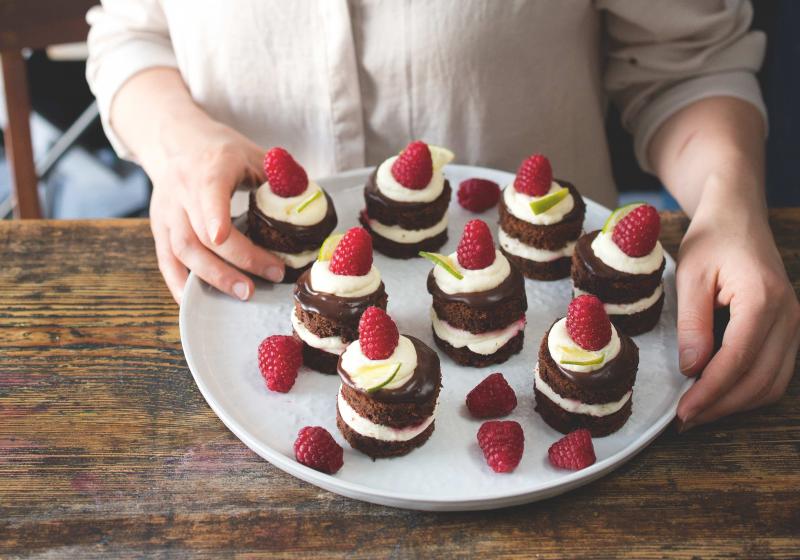Čokoládové dortíky s limetkovým krémem a malinami | Apetit Online
