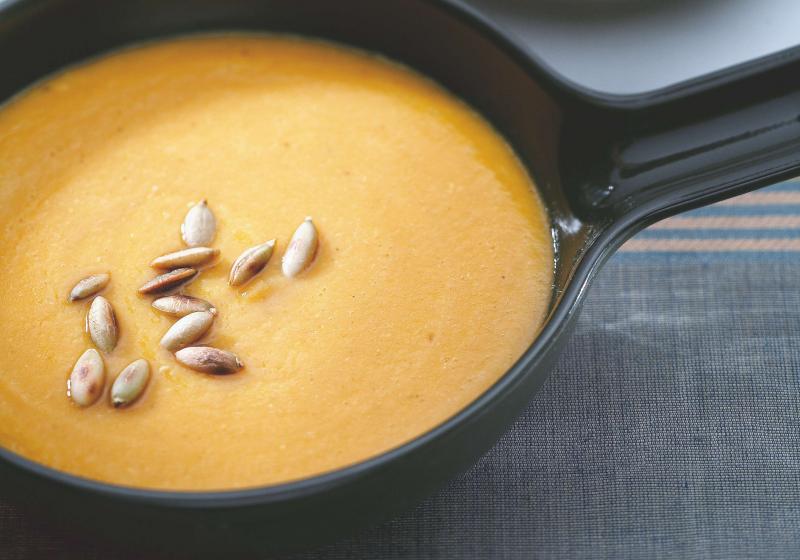 Dýňová polévka s červenou čočkou a ořechy | Apetit Online