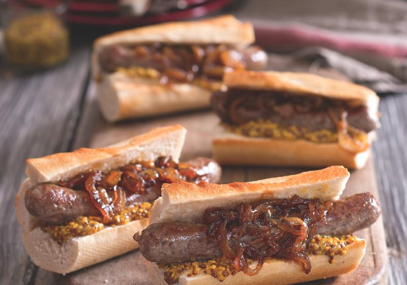 Hot dog s karamelizovanou cibulkou | Apetit Online