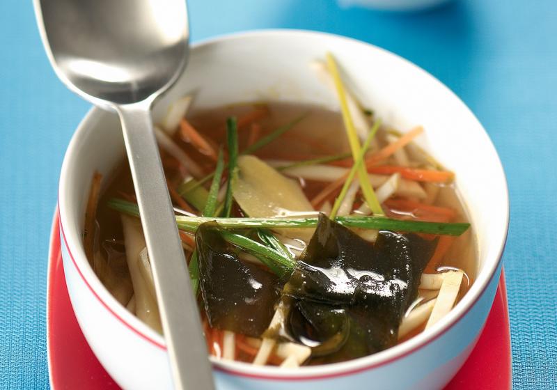 Japonská polévka miso s mořskou řasou wakame | Apetit Online