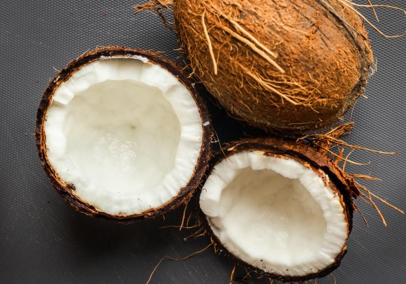 Jak jednoduše otevřít a oloupat kokosový ořech | Apetit Online