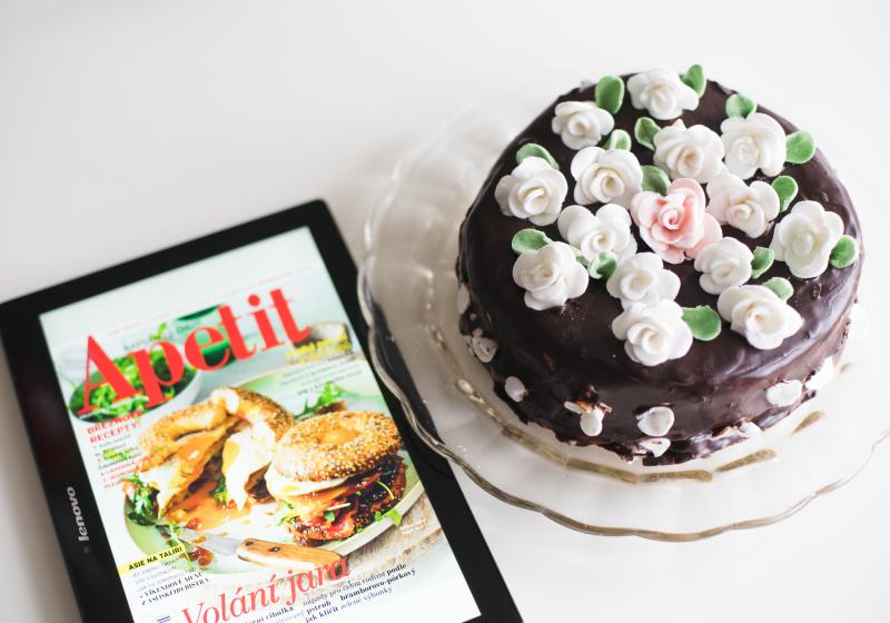 Piškotový dort zdobený mandlovými růžičkami. | Apetit Online