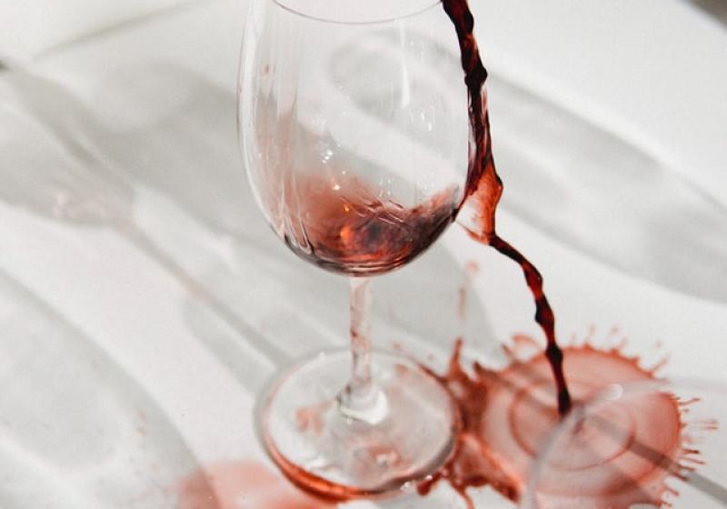 Jak vyprat skvrny od vína, rajčat nebo mastnoty? | Apetit Online