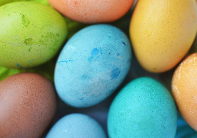 Velikonoce: Obarvěte letos vajíčka přírodními b | Apetit Online