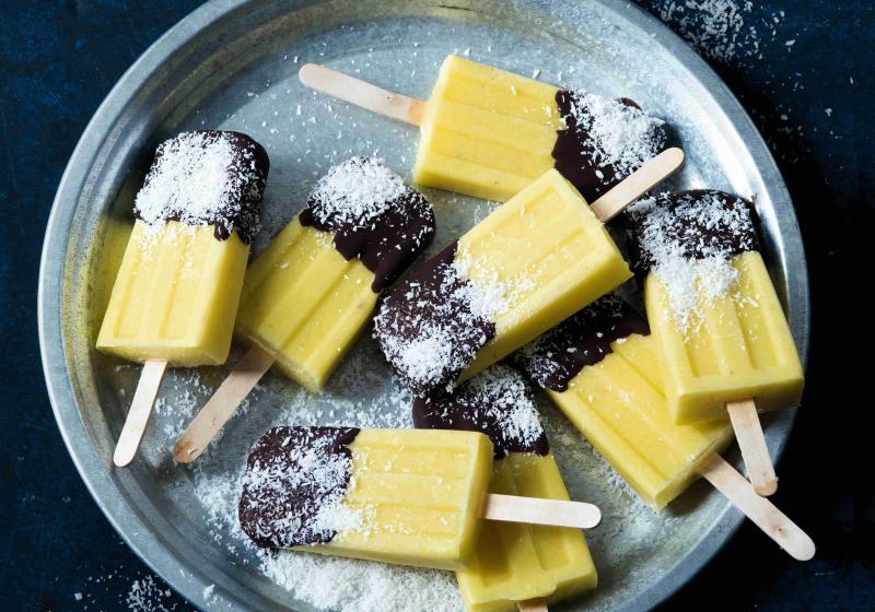 Ananasové nanuky v čokoládě s praženým kokosem | Apetit Online