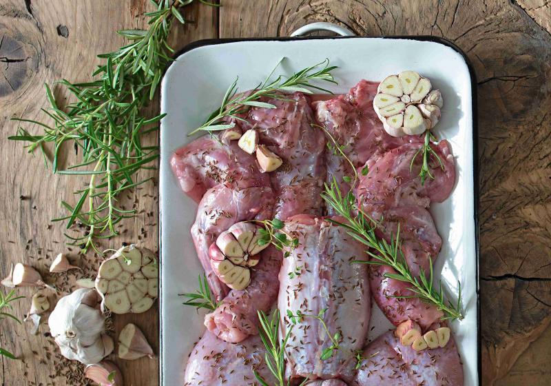 Pečený králík s kmínem, česnekem a bylinkami | Apetit Online