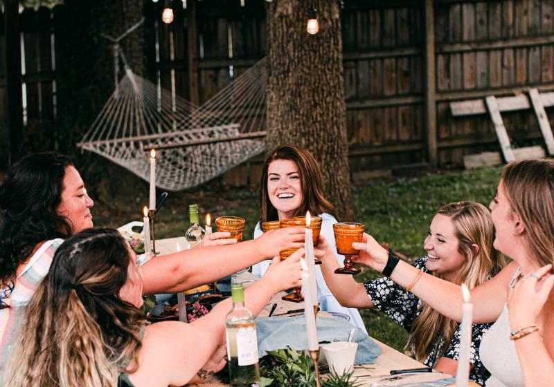 6 tipů, jak uspořádat zábavnou letní party s recepty Apetitu | Apetit Online
