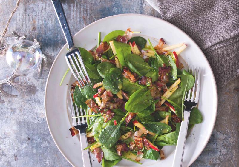 Špenátový salát s jablky, slaninou a medovo-hořčičnou zálivkou | Apetit  Online