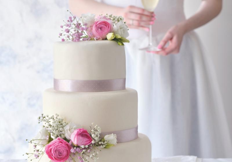 Třípatrový svatební dort | Apetit Online