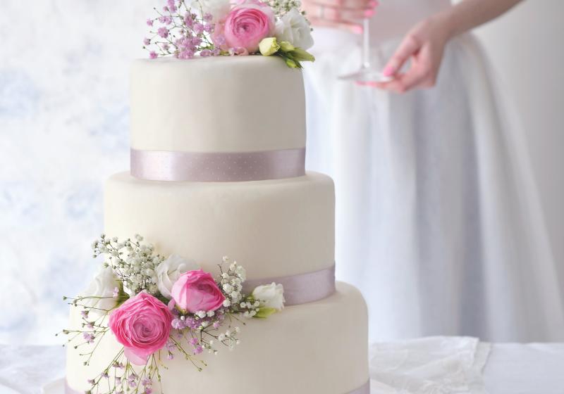 Třípatrový svatební dort