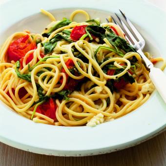 Špagety s pestem, slaninou a sušenými rajčaty | Apetit Online