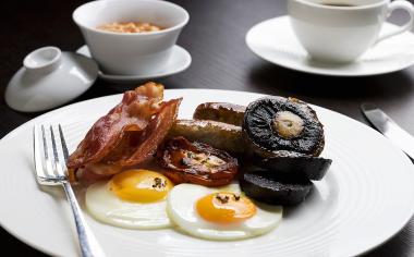 Anglická snídaně: Odkud se vzala proslulá Full English Breakfast, co do ní patří a jak ji připravit