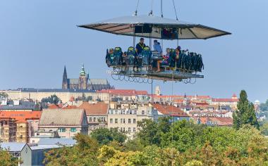 Gastronomický zážitek nad Prahou: Nezapomenutelný večer s vynikajícím jídlem a výhledy