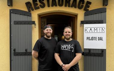 Restauraci Kamin otevřeli bratři Jan a Marek vloni: Zkoušíme, co lidi vydrží, knedlíky s vajíčkem šly na dračku 